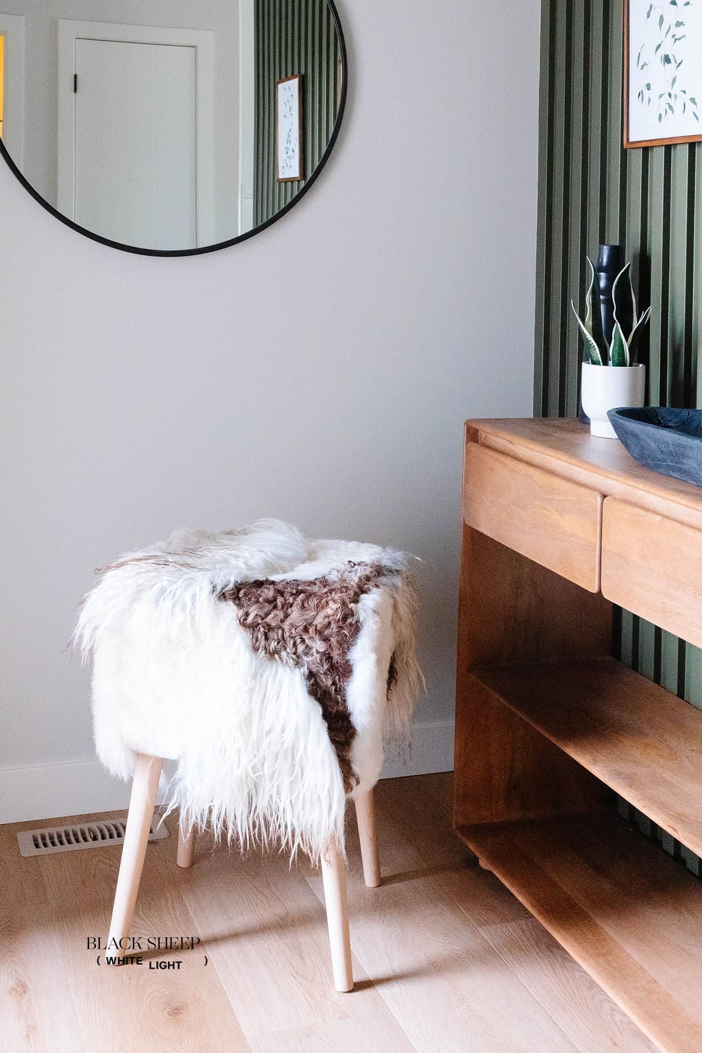 Mélange Sheepskin Stool, curly wool - Black Sheep (White Light)