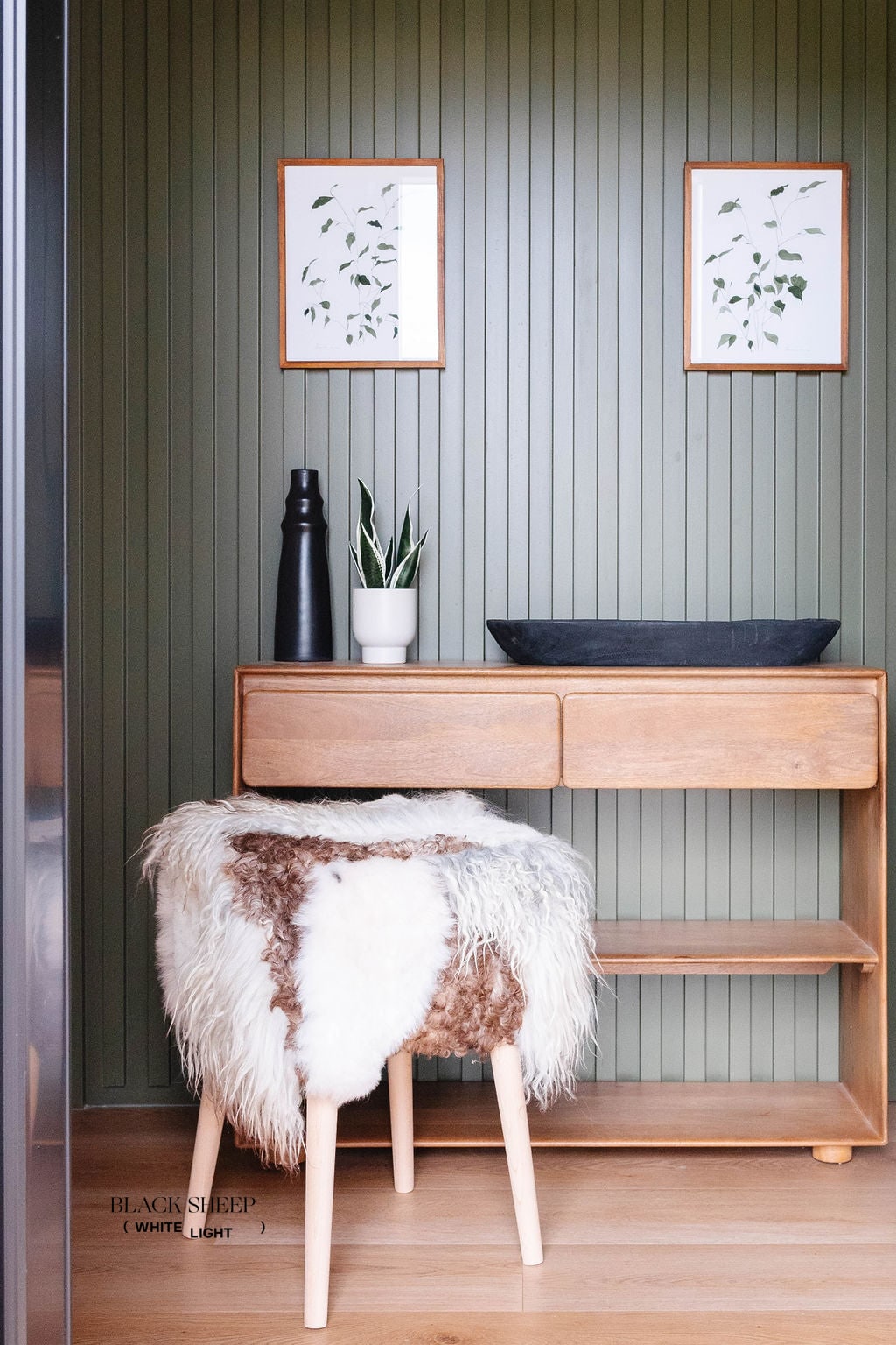 Mélange Sheepskin Stool, curly wool - Black Sheep (White Light)
