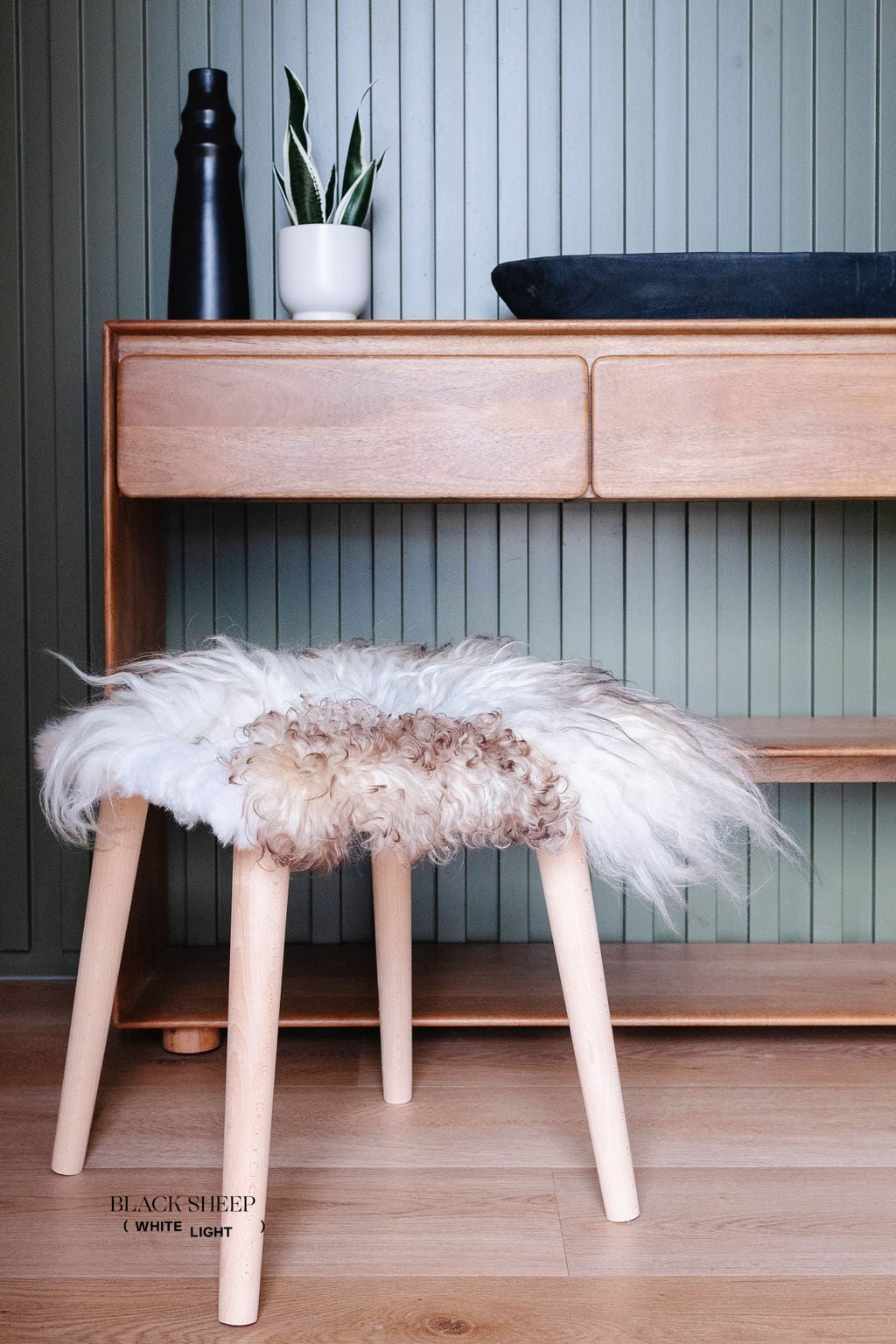 Mélange Sheepskin Stool, cushionless - Black Sheep (White Light)