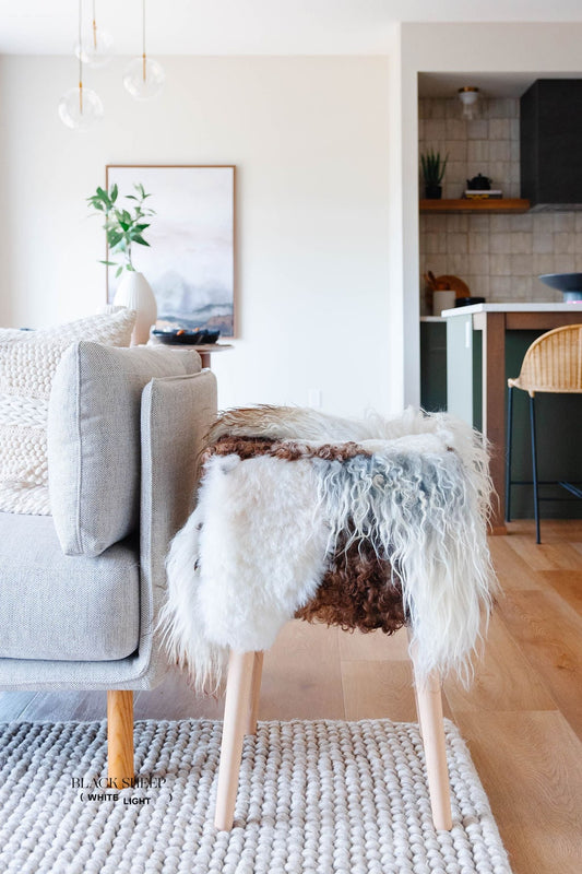 Mélange Sheepskin Stool, curly wool - Black Sheep (White Light)