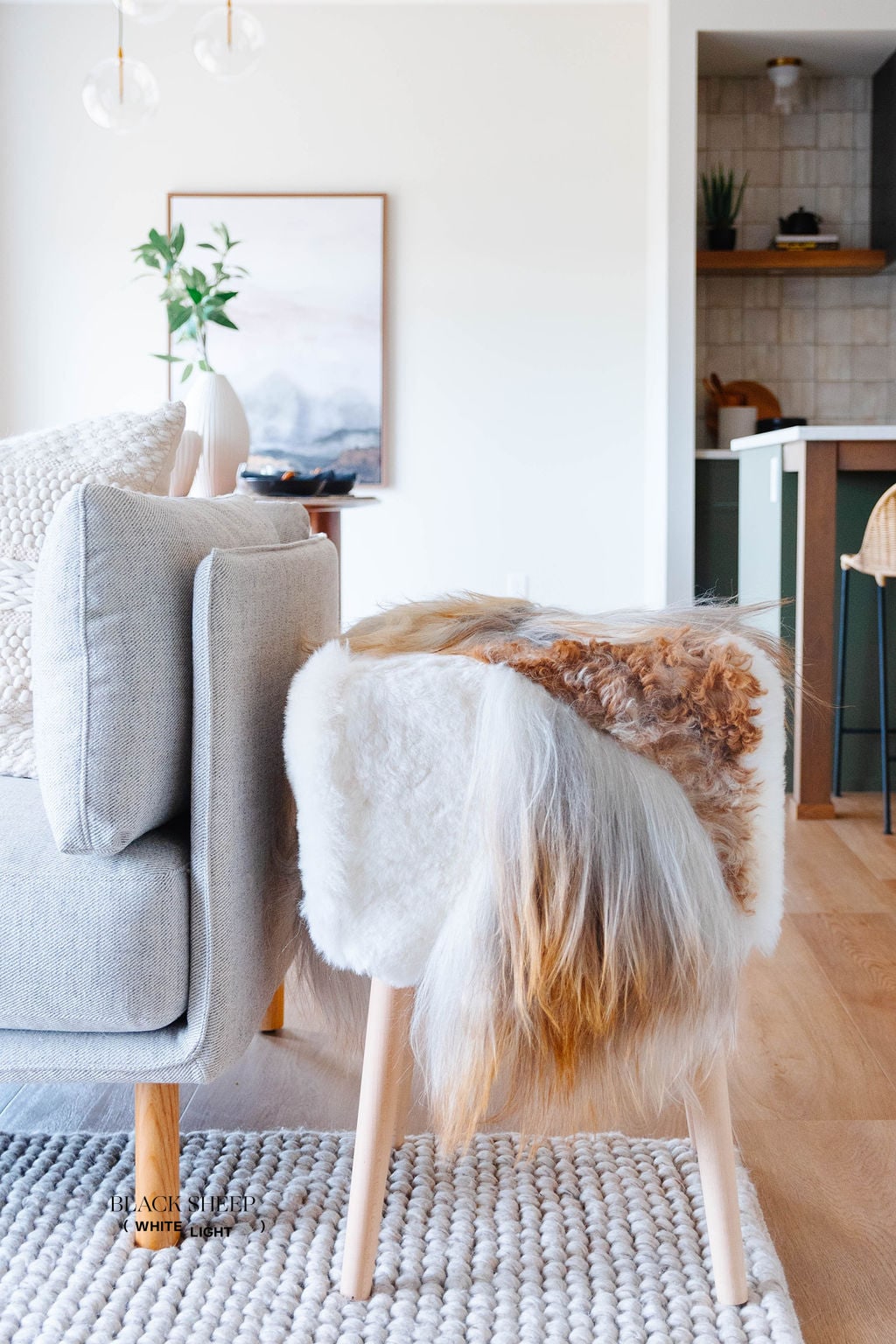Mélange Sheepskin Stool, straight wool - Black Sheep (White Light)