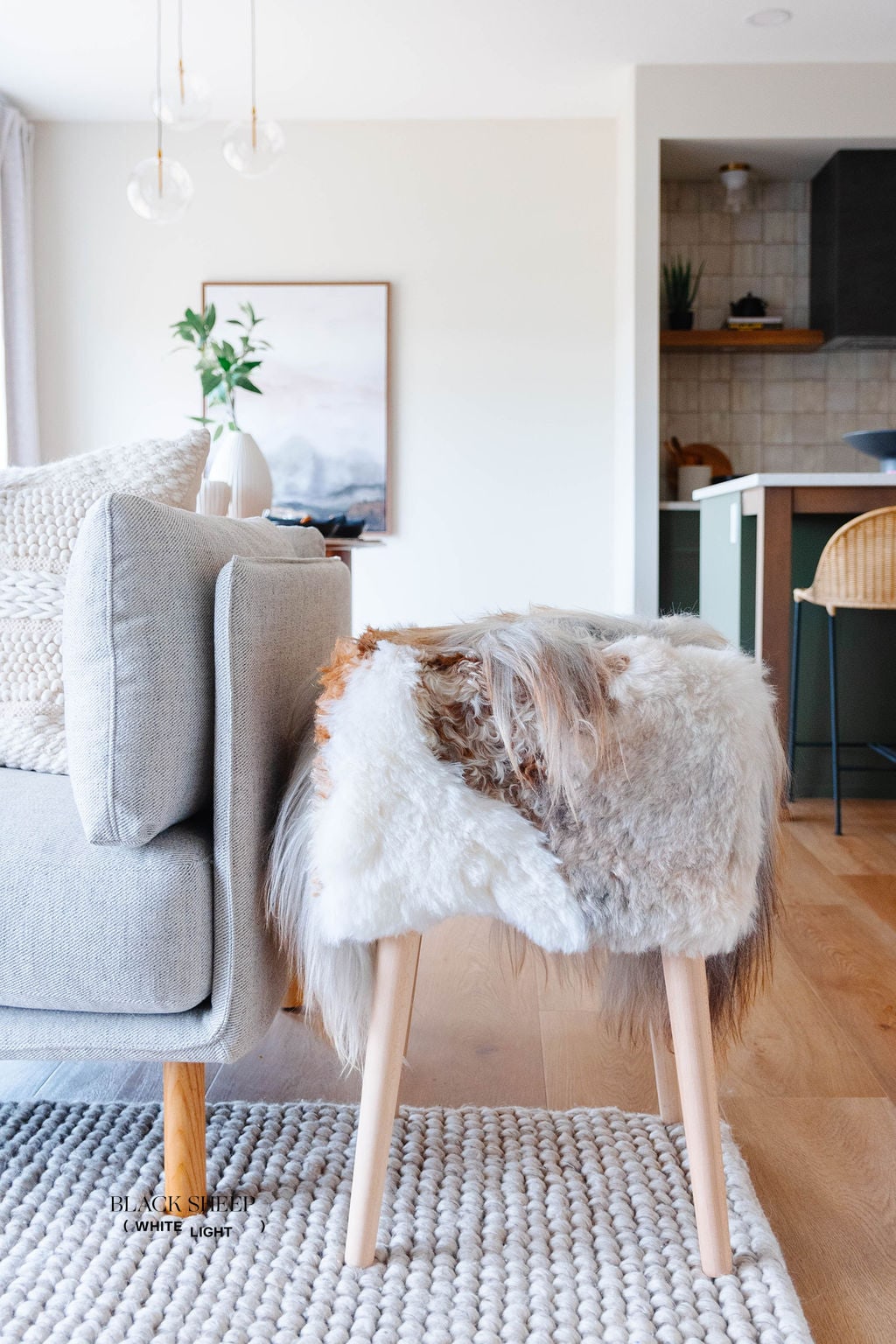 Mélange Sheepskin Stool, straight wool - Black Sheep (White Light)