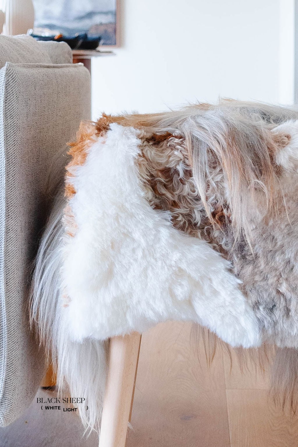 Mélange Sheepskin Stool, straight wool - Black Sheep (White Light)