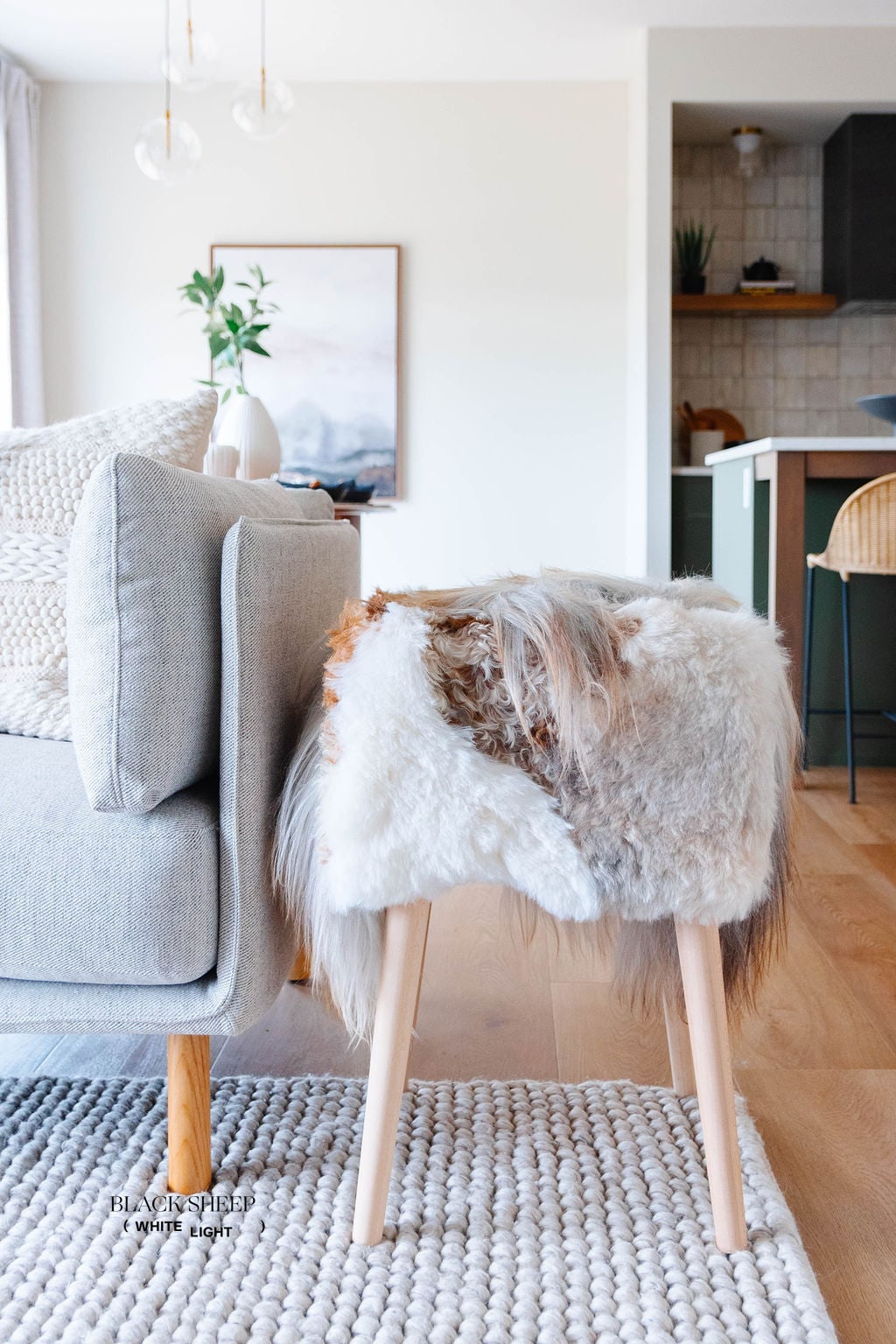 Mélange Sheepskin Stool, straight wool - Black Sheep (White Light)