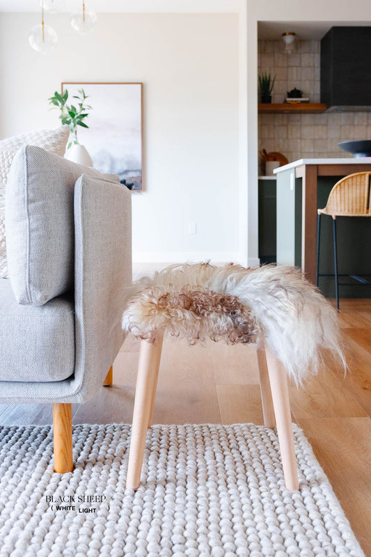 Mélange Sheepskin Stool, cushionless - Black Sheep (White Light)