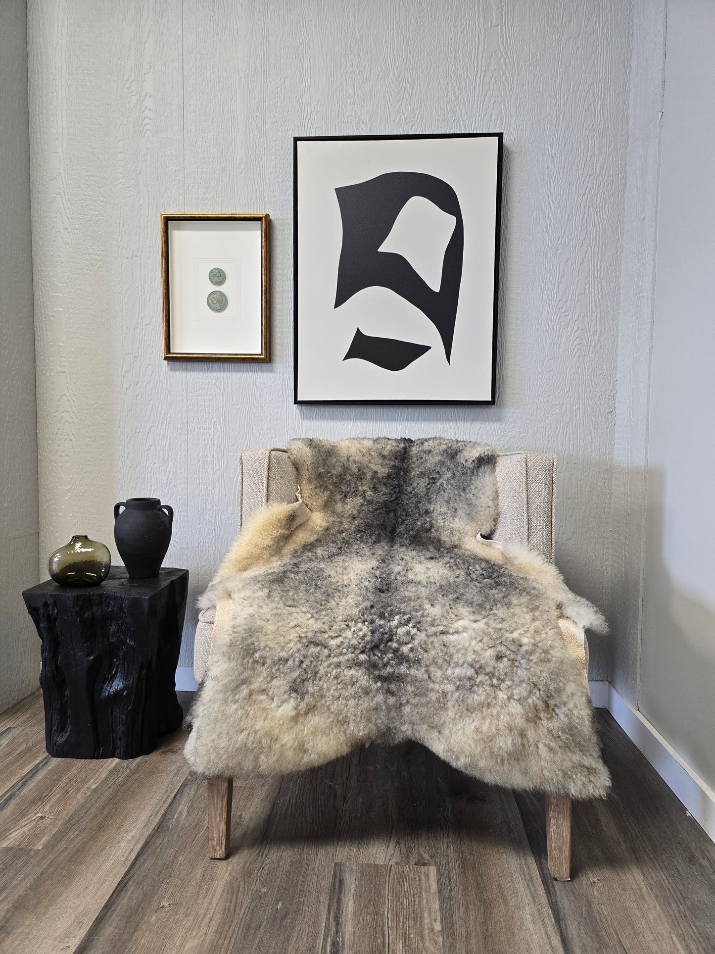 ONE OF THE KIND Gotland White and Grey Medium Wool Sheepskin - Black Sheep (White Light)