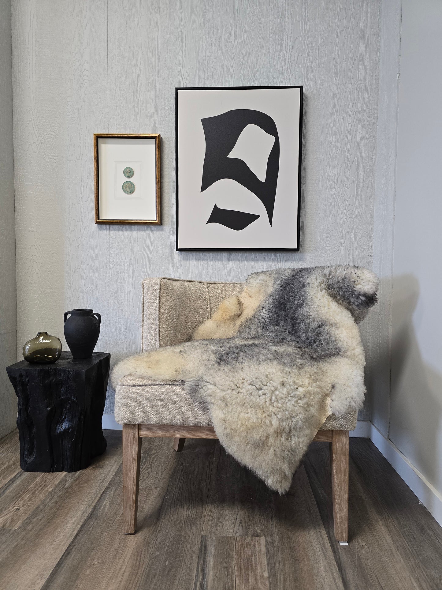 ONE OF THE KIND Gotland White and Grey Medium Wool Sheepskin - Black Sheep (White Light)