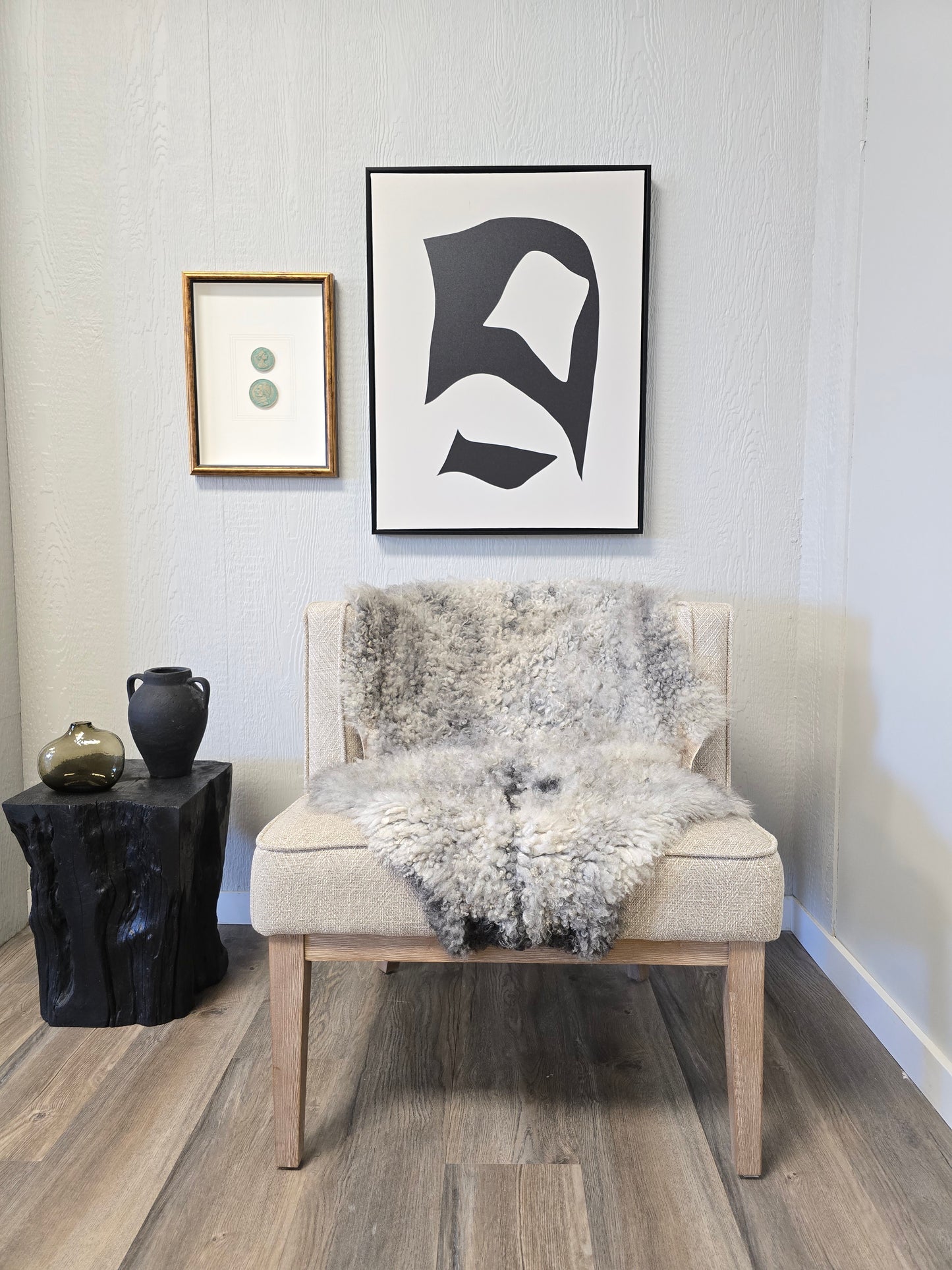 ONE OF THE KIND Gotland White and Grey Medium Wool Sheepskin - Black Sheep (White Light)