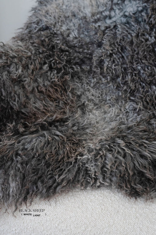 Peau de mouton Gotland en laine longue grise