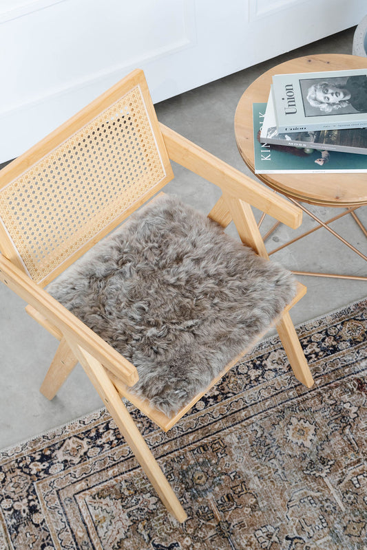 Coussin de chaise en peau de mouton islandais tondu taupe