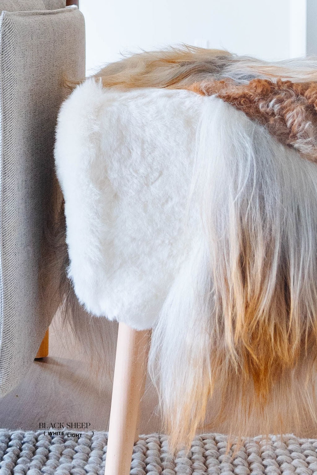 Mélange Sheepskin Stool, straight wool - Black Sheep (White Light)