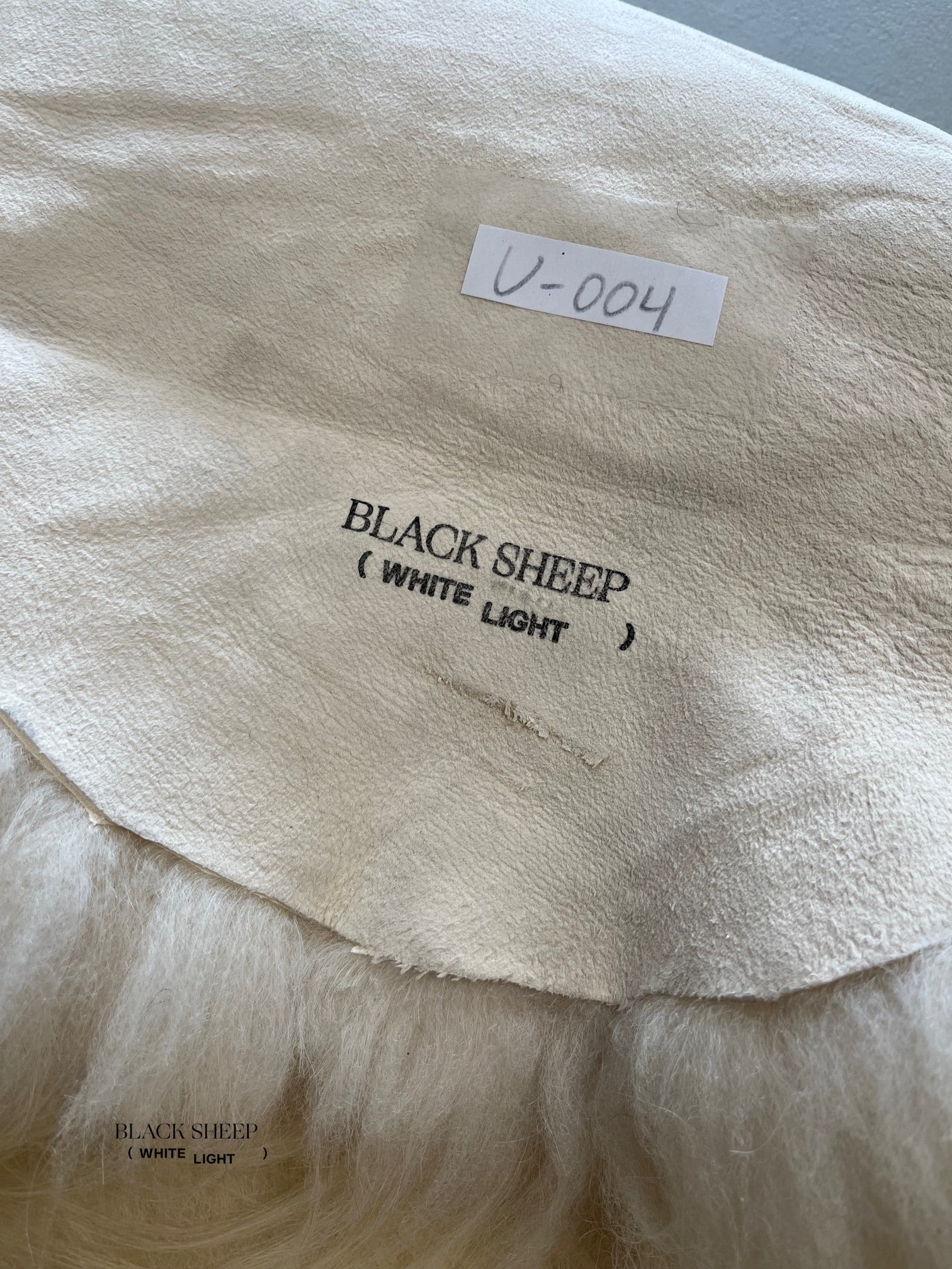 ONE OF THE KIND Icelandic Cream Sheepskin, Large - Black Sheep (White Light)