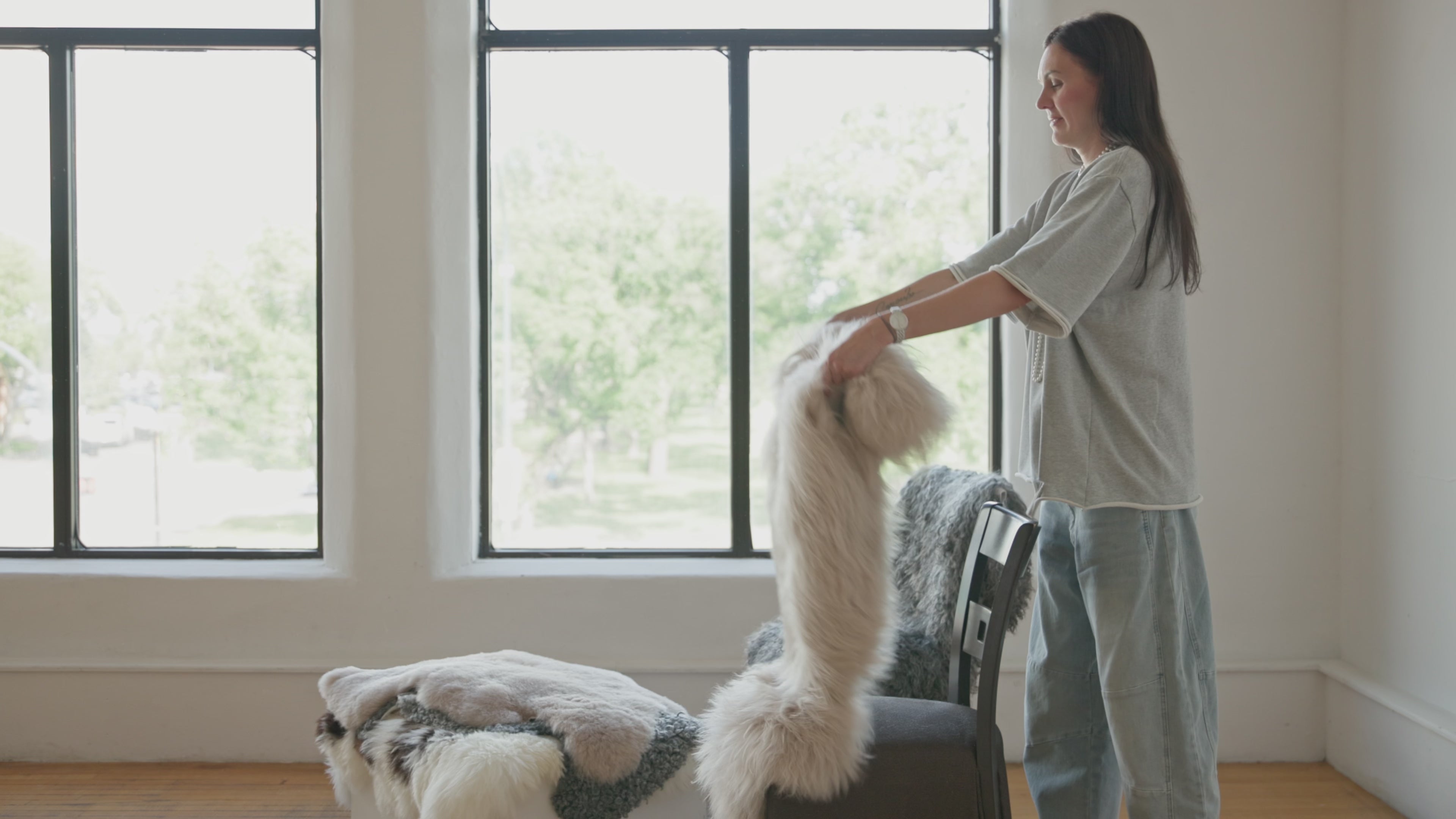 Premium Icelandic Sheepskins – Black Sheep (White Light)