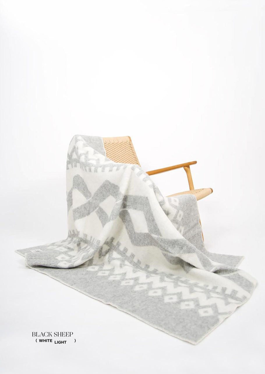 Diamond Pattern Icelandic Wool Throw - Black Sheep (White Light)