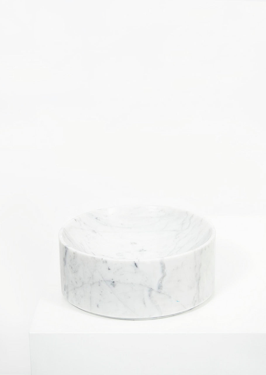 Bianco Carrara Marble Deep Dish - Black Sheep (White Light)